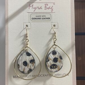 ‎Genuine leather gold earrings